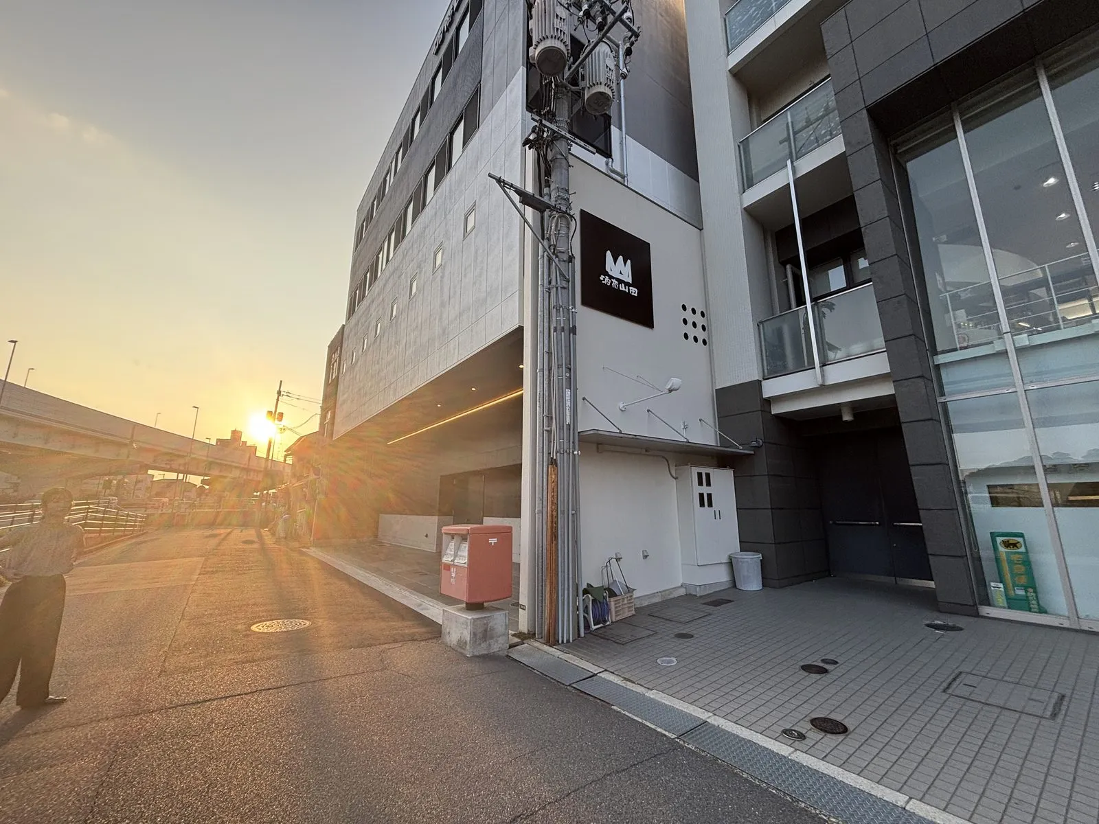 酒商山田 宇品本店の外観。白い建物に酒商山田のロゴ看板